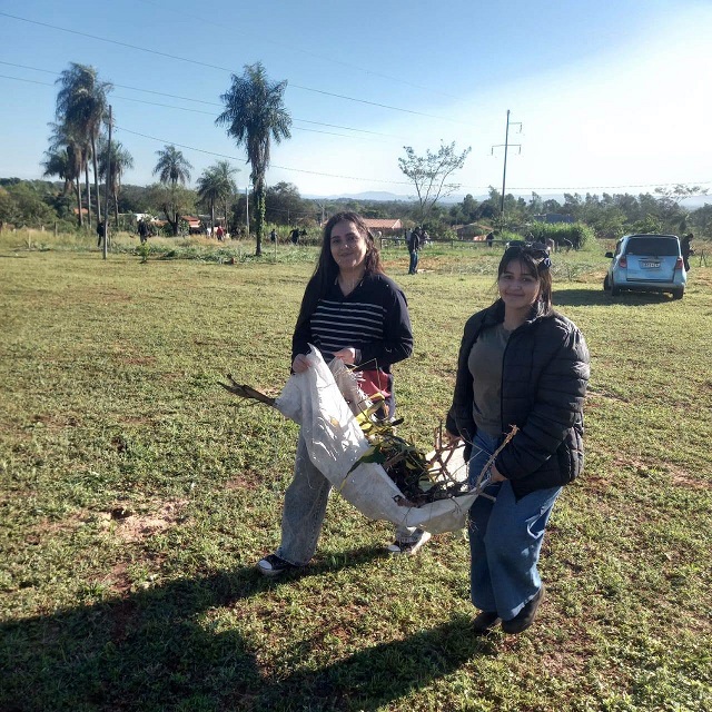 Estudiantes realizando labores prácticas en el Campo Experimental