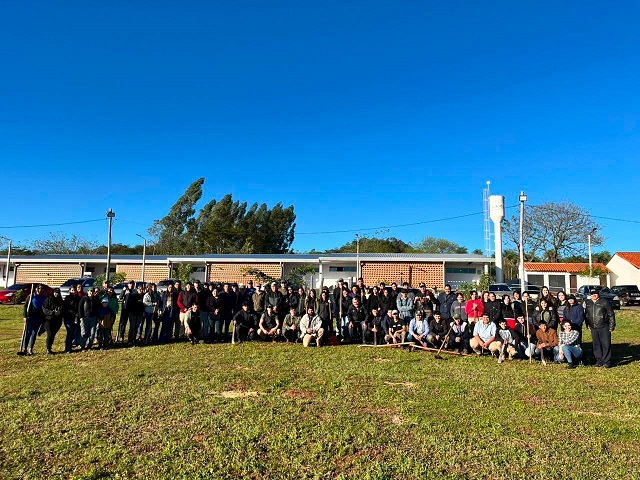 Grupo de estudiantes y docentes en el Campo Experimental