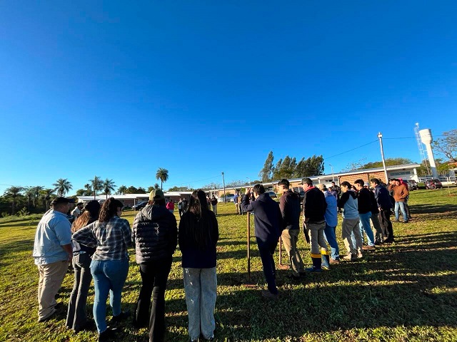 Estudiantes participando de una actividad práctica de campo