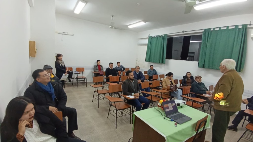 Docentes en capacitación y reunión académica